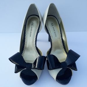 Anne Klein Women's 4" heel w/ bows. Size 7.5